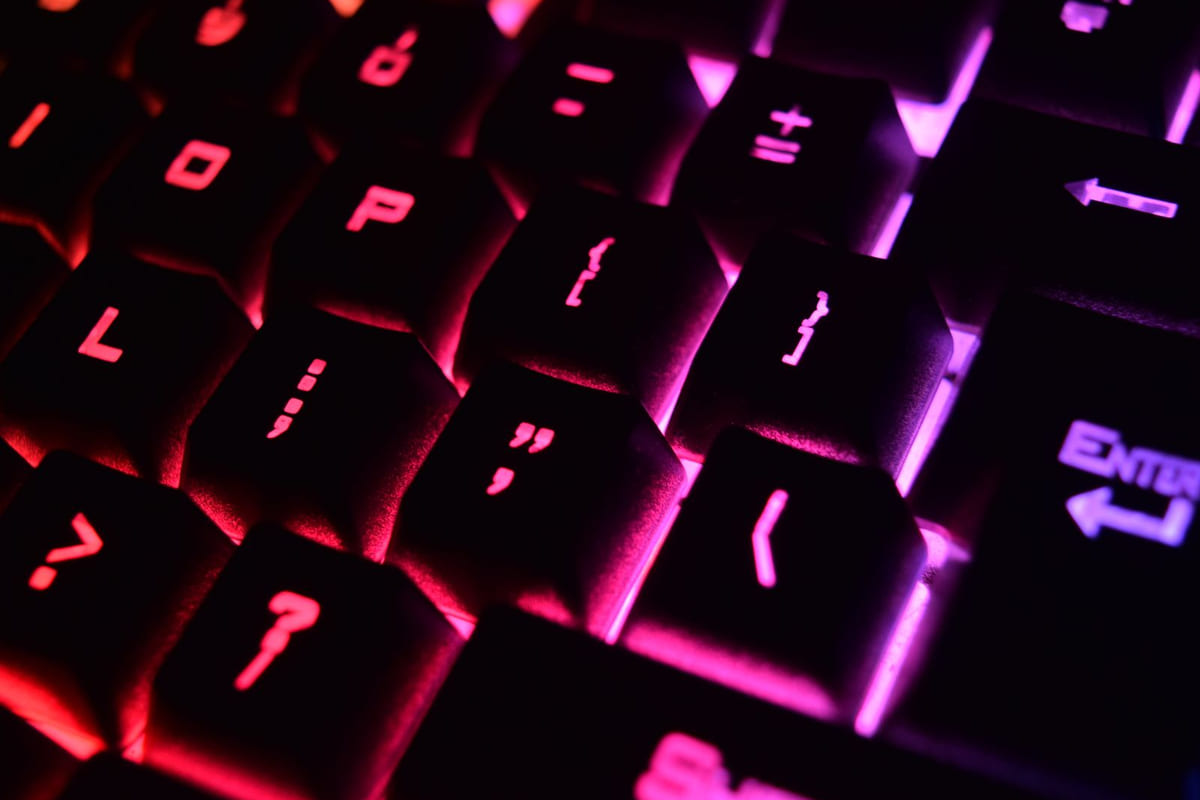 ไฟ RGB บนคีย์บอร์ด: แค่แสงสีลวงตา หรือมีประโยชน์ซ่อนอยู่กันแน่?